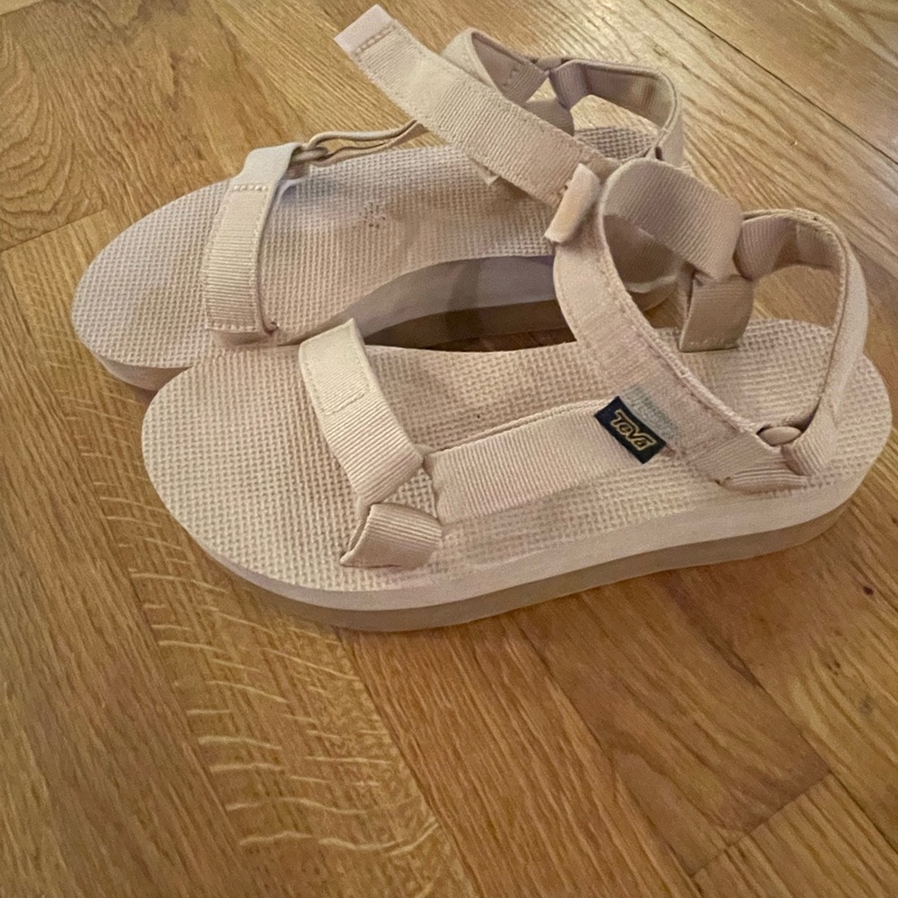 Size 8 EUC “flat form” Teva’s